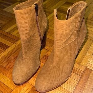 Women’s tan/chestnut Vince camuto Size 7 brown suede block heel booties